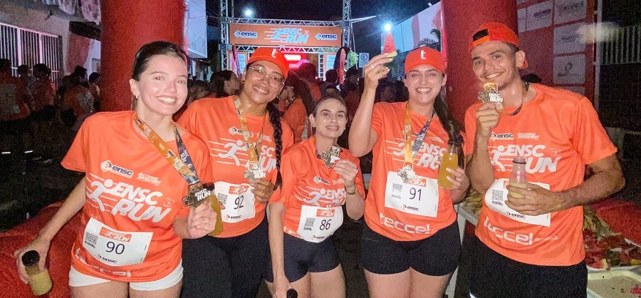 Participantes do ENSC Run com suas medalhas