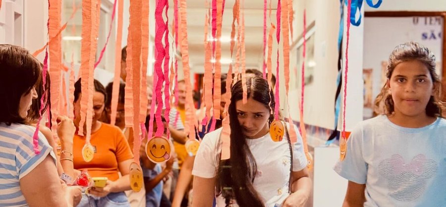 Alunos e famílias na Feira do Conhecimento da ENSC