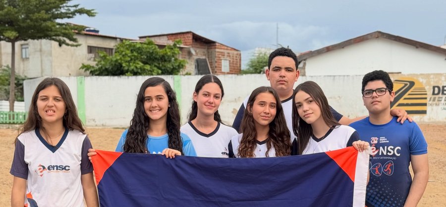 Alunos da ENSC no Concurso de Foguetes, segurando a bandeira da escola