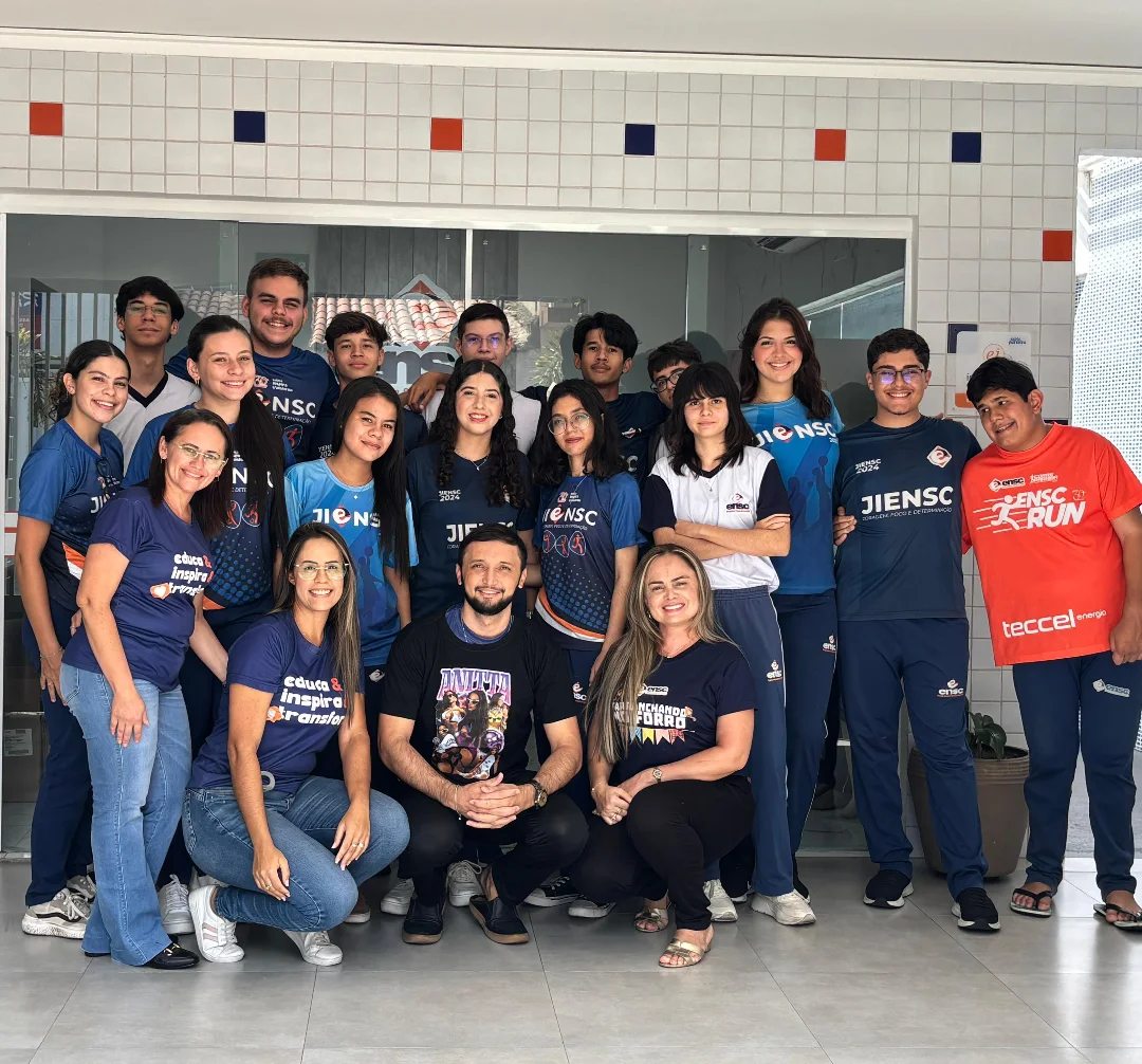 Alunos e equipe do Ensino Médio da ENSC