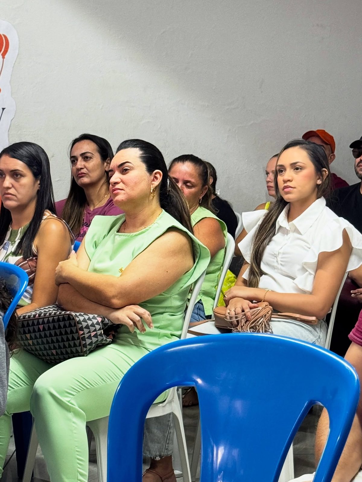 Mães e pais acompanham a apresentação da Family Week 2026