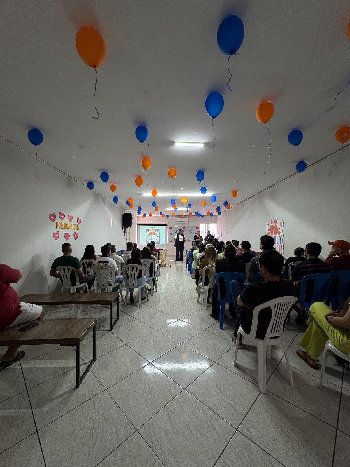 Abertura da Family Week na ENSC, com famílias reunidas no auditório da escola