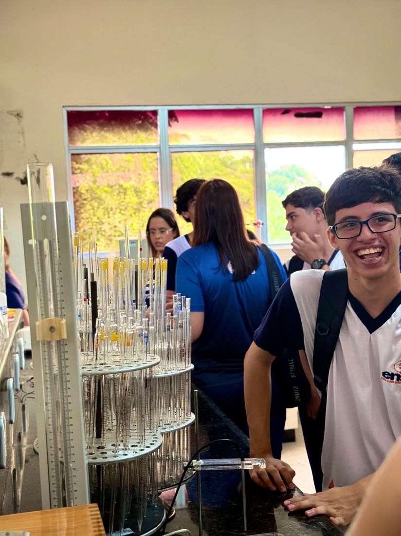 Alunos em aula prática no laboratório de química