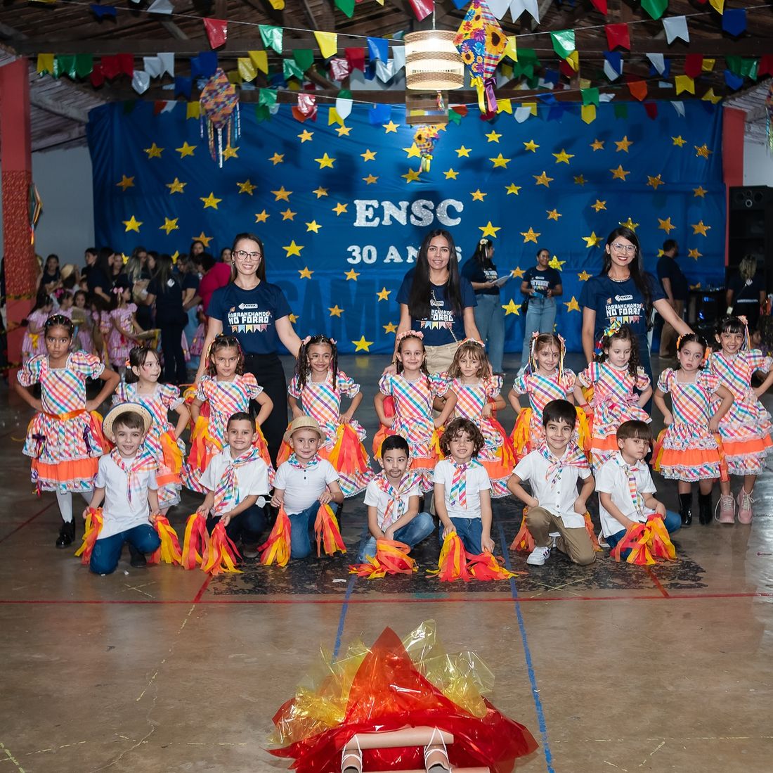 Apresentação de quadrilha na festa junina da ENSC