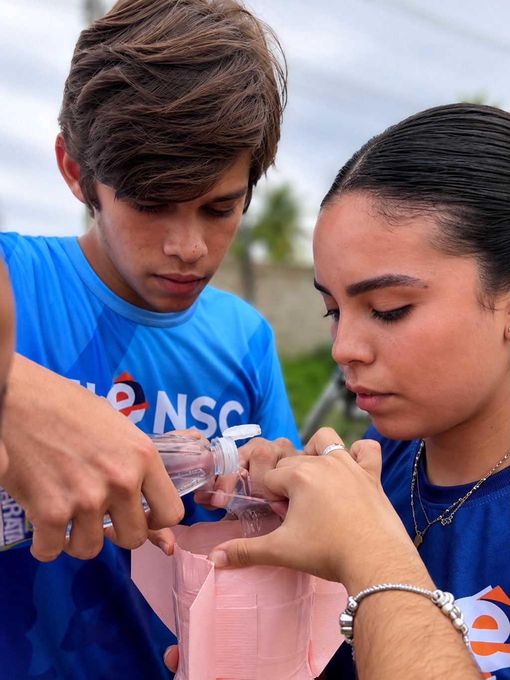 Alunos montam e enchem um dos foguetes com água