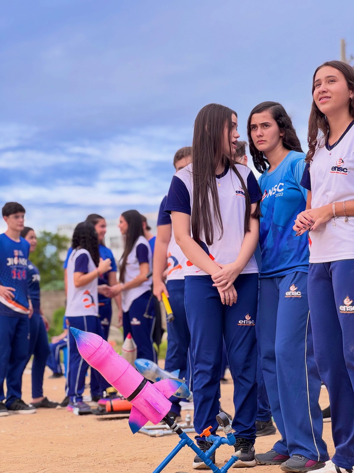 Alunas da ENSC acompanham o lançamento de um foguete rosa no Concurso interno de Foguetes