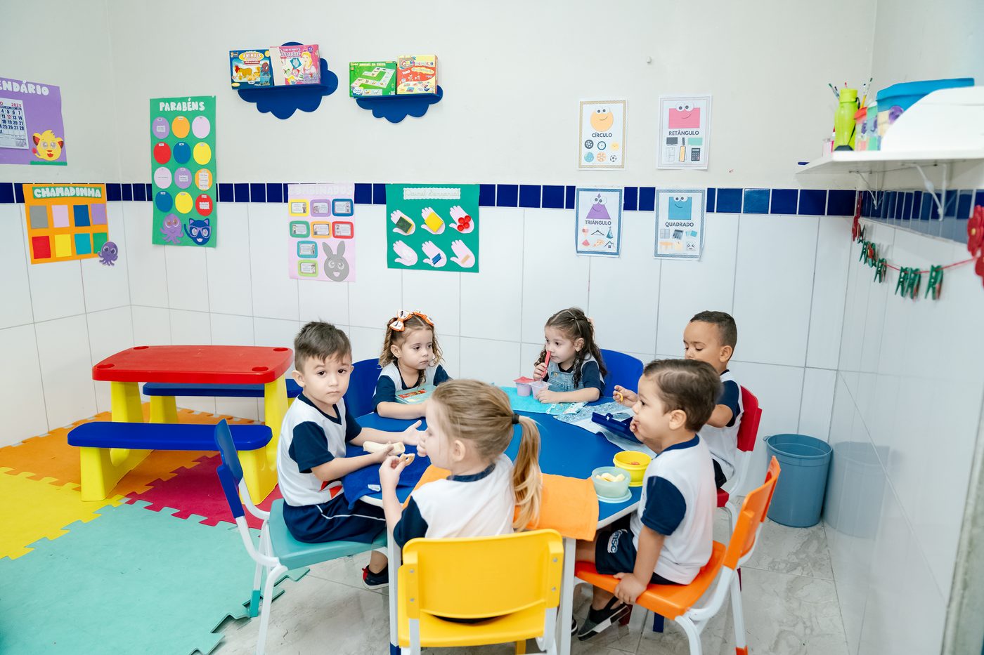 Alunos da Educação Infantil da ENSC em atividade na sala de aula